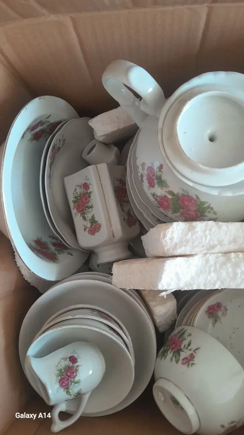 فروش چندکارتن چینی زمان شاه.۵فلاکس چای|کلکسیون اشیاء عتیقه|نجف‌آباد, صالح آباد|دیوار