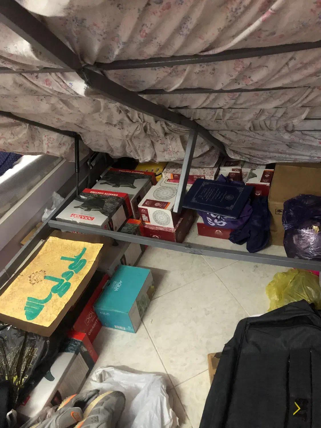 تخت جکدار جادار با میز ارایش|تخت و سرویس خواب|تهران, قیام|دیوار