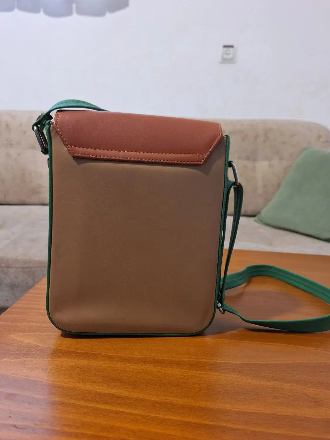 کیف|کیف، کفش، کمربند|سلماس, |دیوار