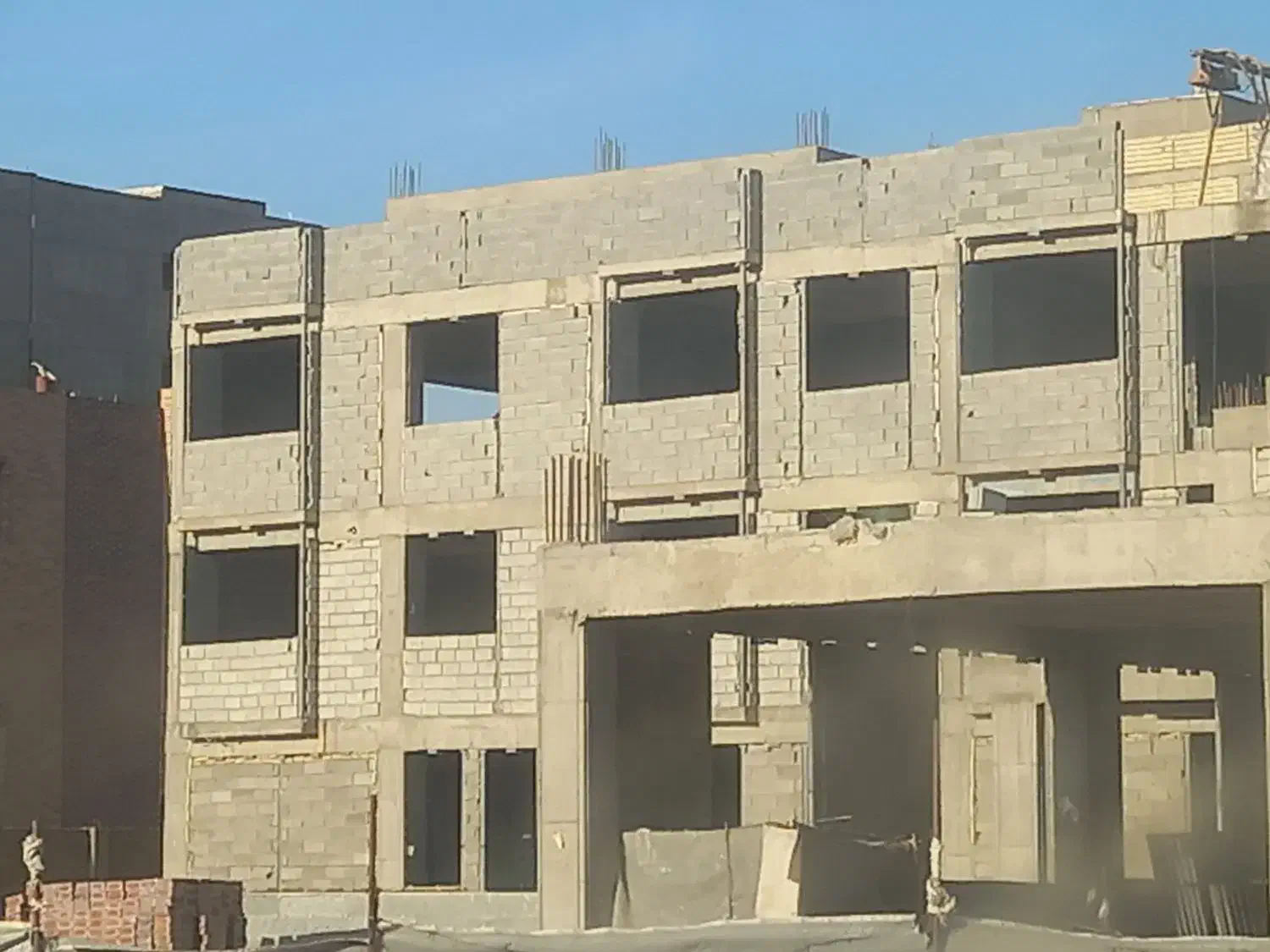 تعدادی کارگر ساده ساختمان نیازمندیم|استخدام معماری، عمران و ساختمانی|محمدشهر, یزدیها|دیوار