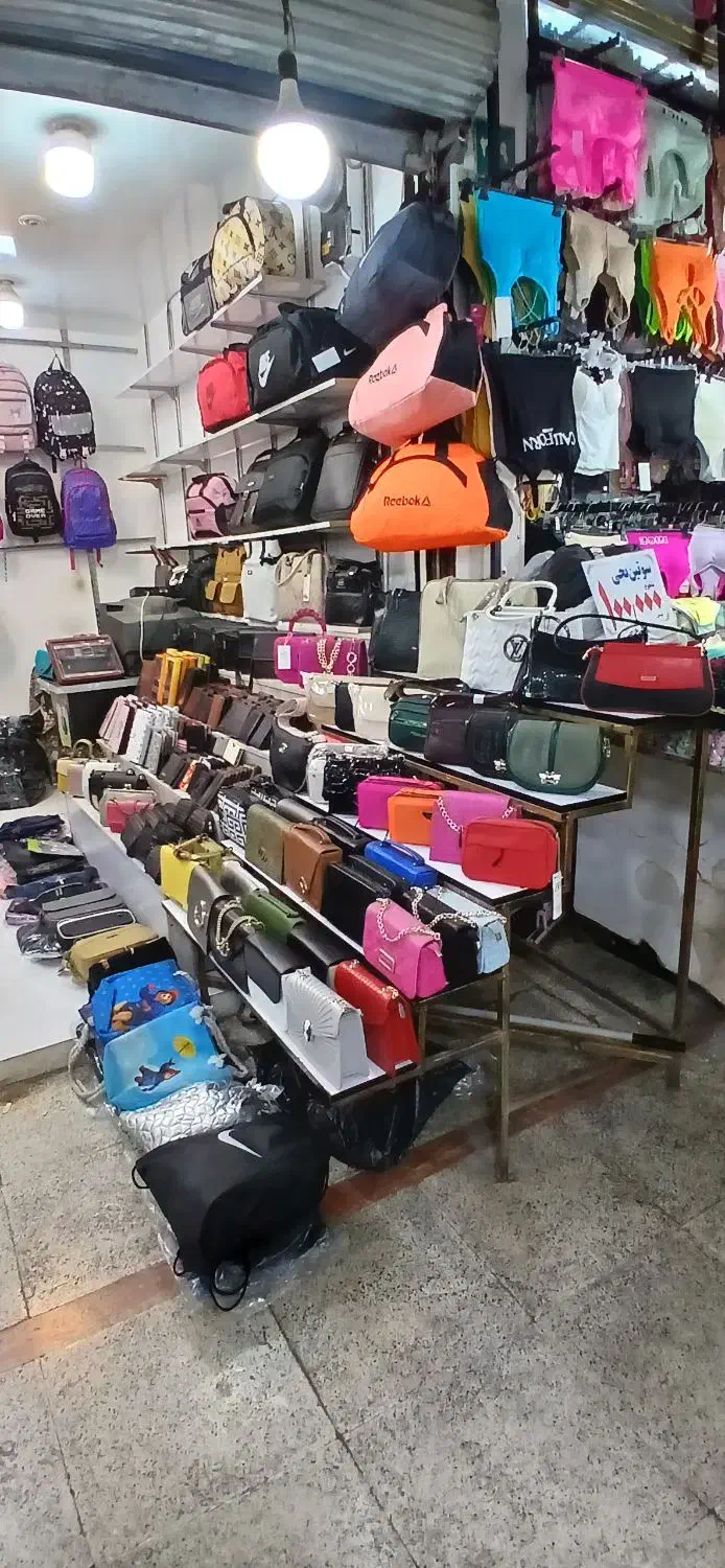 ویترین مغازه کیف فروشی|فروشگاه و مغازه|آستارا, |دیوار