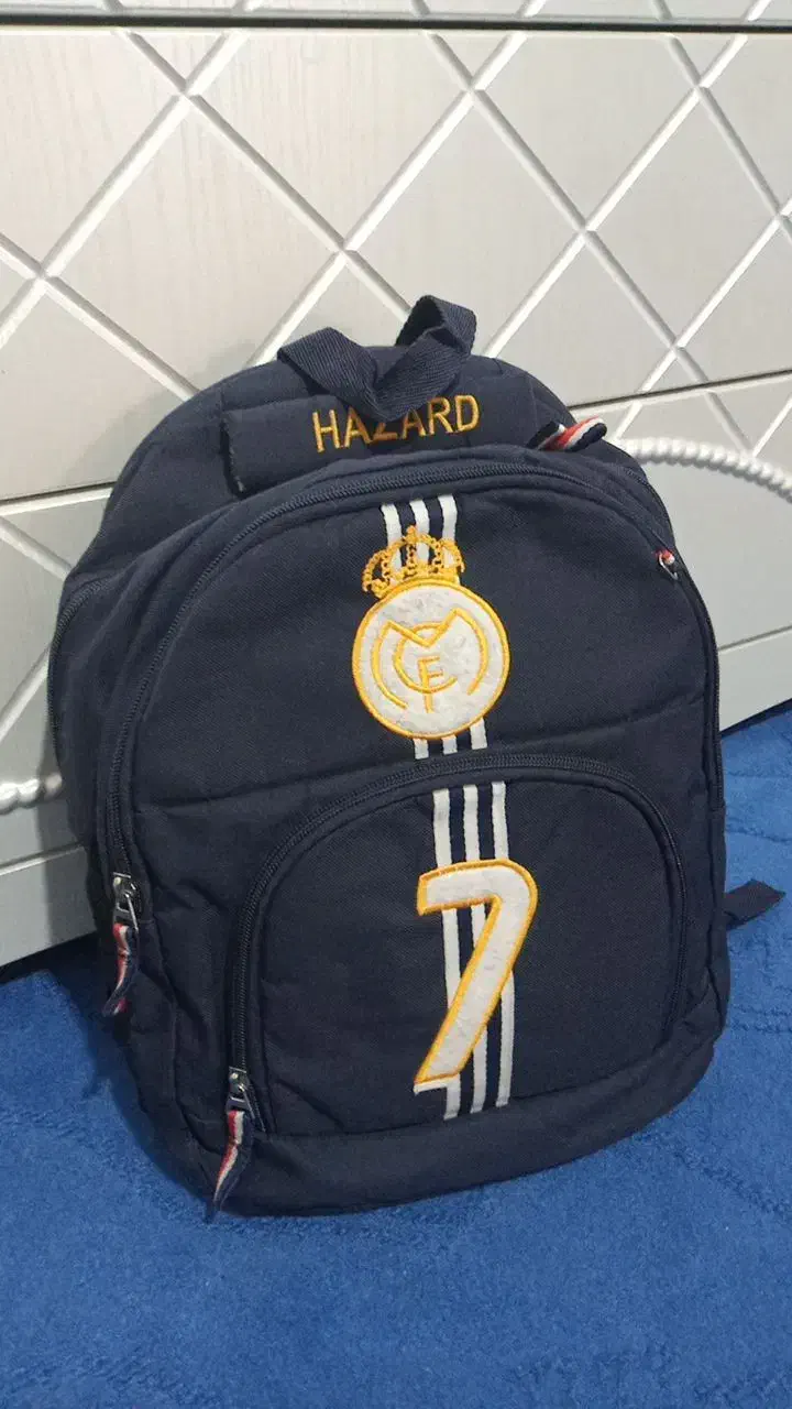 کیف مدرسه|کیف، کفش، کمربند|میانه, |دیوار