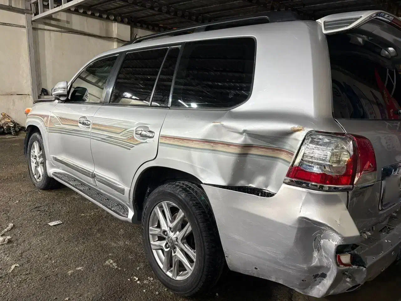 لندکروز نقره ای مدل ۲۰۱۰ تصادفی|خودرو سواری و وانت|تهران, مرادآباد|دیوار