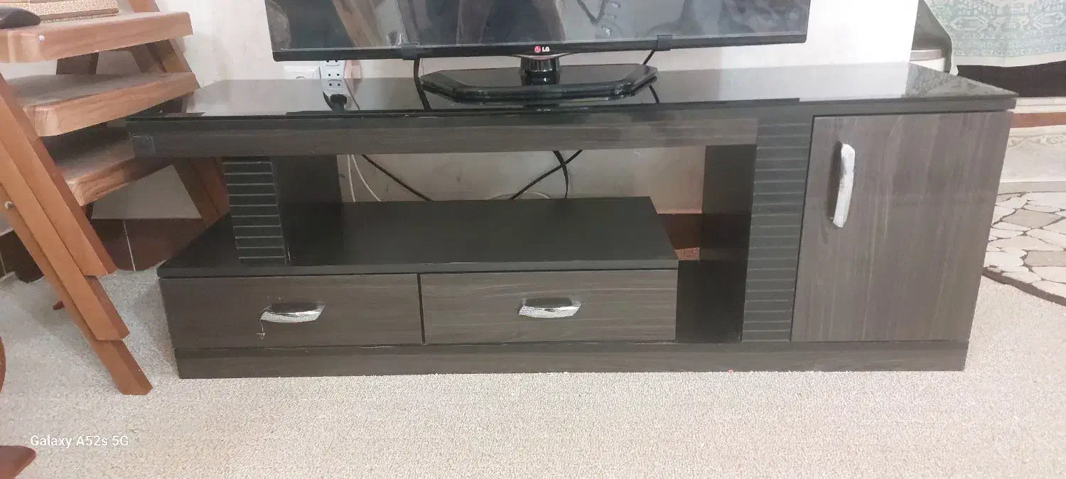 میز تلویزیون شرکتی در حد نو|میز تلویزیون|قم, انسجام|دیوار