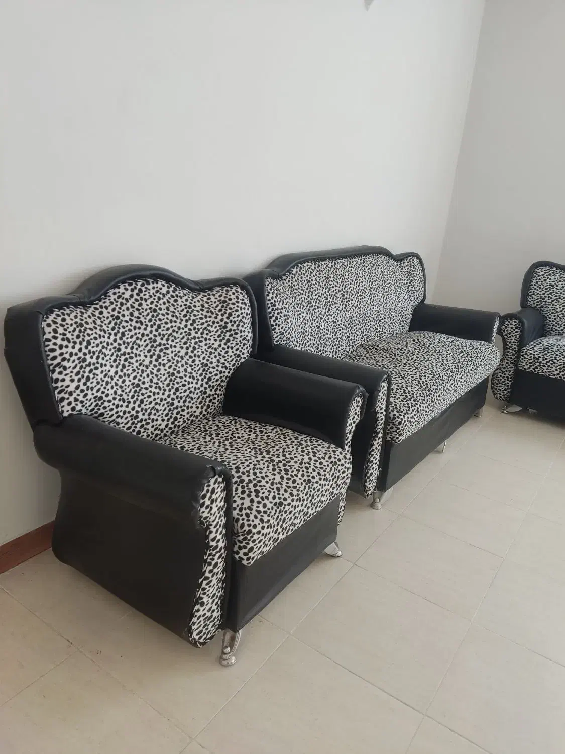 فروش فوری مبل تمیز چرم به علت مهاجرت|مبلمان خانگی و میز عسلی|بندر انزلی, مسکن مهر|دیوار