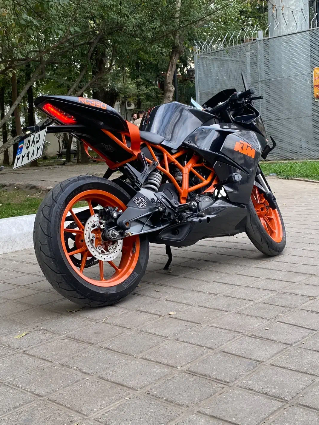 کی تی ام ۲۰۰ بنلی ۳۰۰ ریس ان اس ار اس هیوسانگ|موتورسیکلت|رشت, نیروی دریایی|دیوار