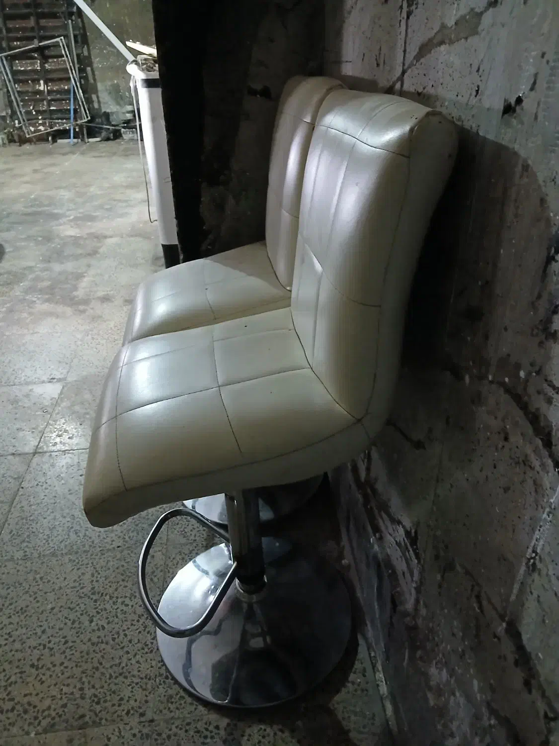 دو عدد صندلی پایه دار|صندلی و نیمکت|هشتگرد, هشتگرد قدیم|دیوار