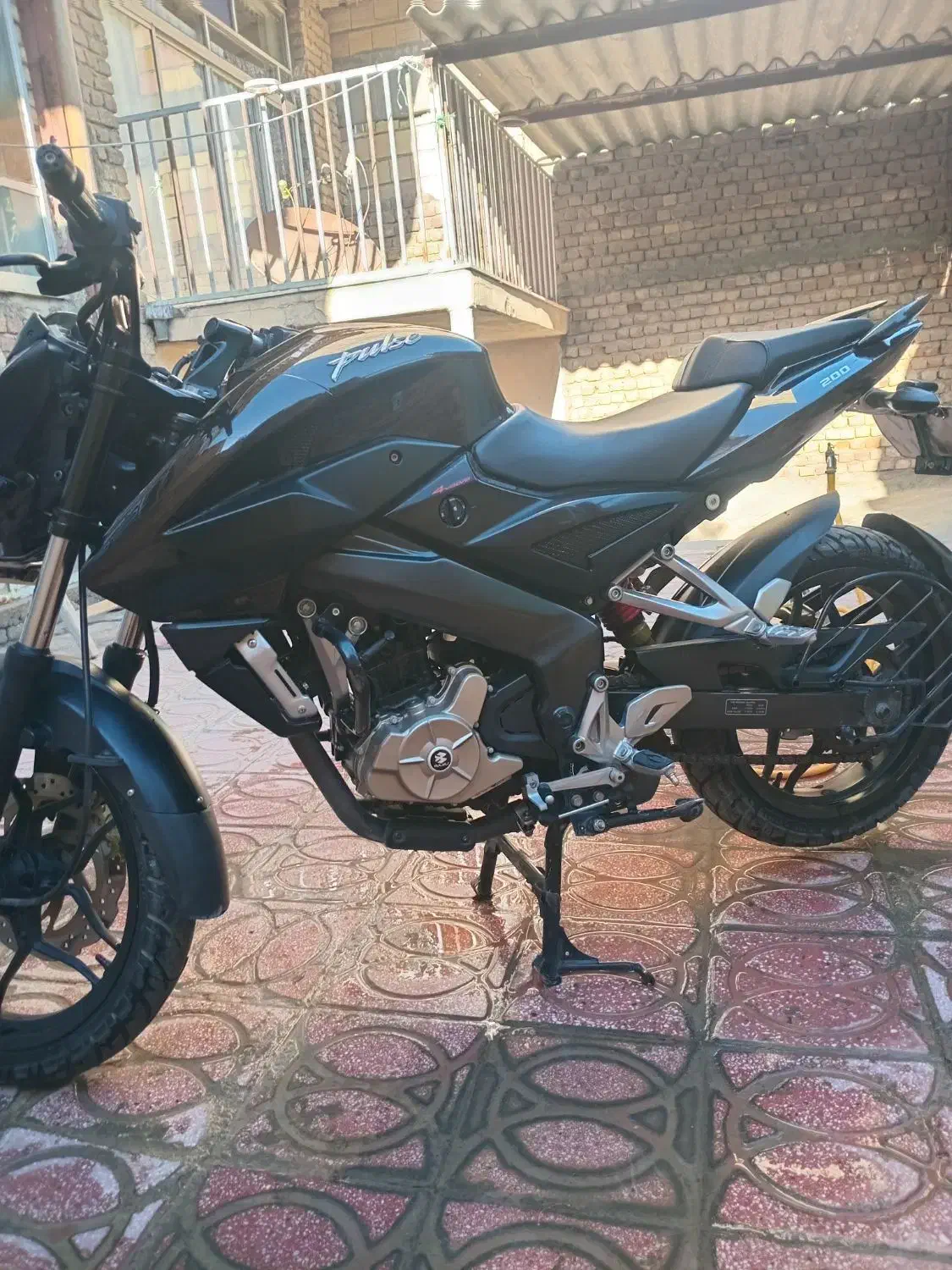 موتور ان اس ۲۰۰ سی سی|موتورسیکلت|کنگاور, |دیوار