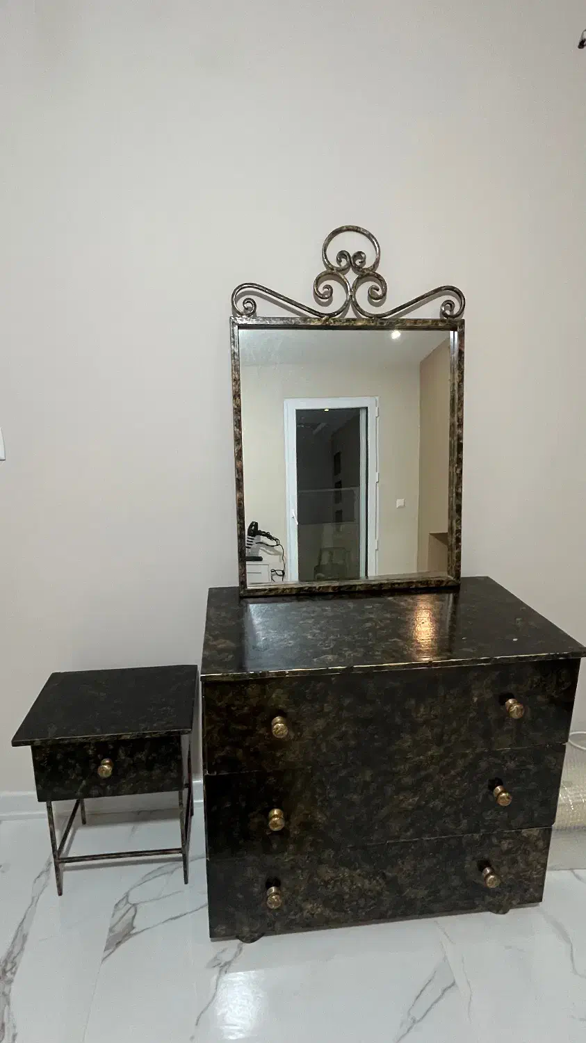 میز و آینه و پاتختی اتاق خواب|تخت و سرویس خواب|ساری, |دیوار