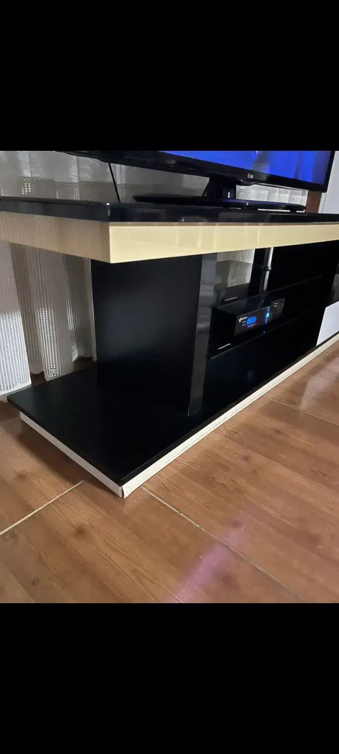 میز تلویزیون ، زیرتلویزیونی|میز تلویزیون|قیروکارزین, |دیوار