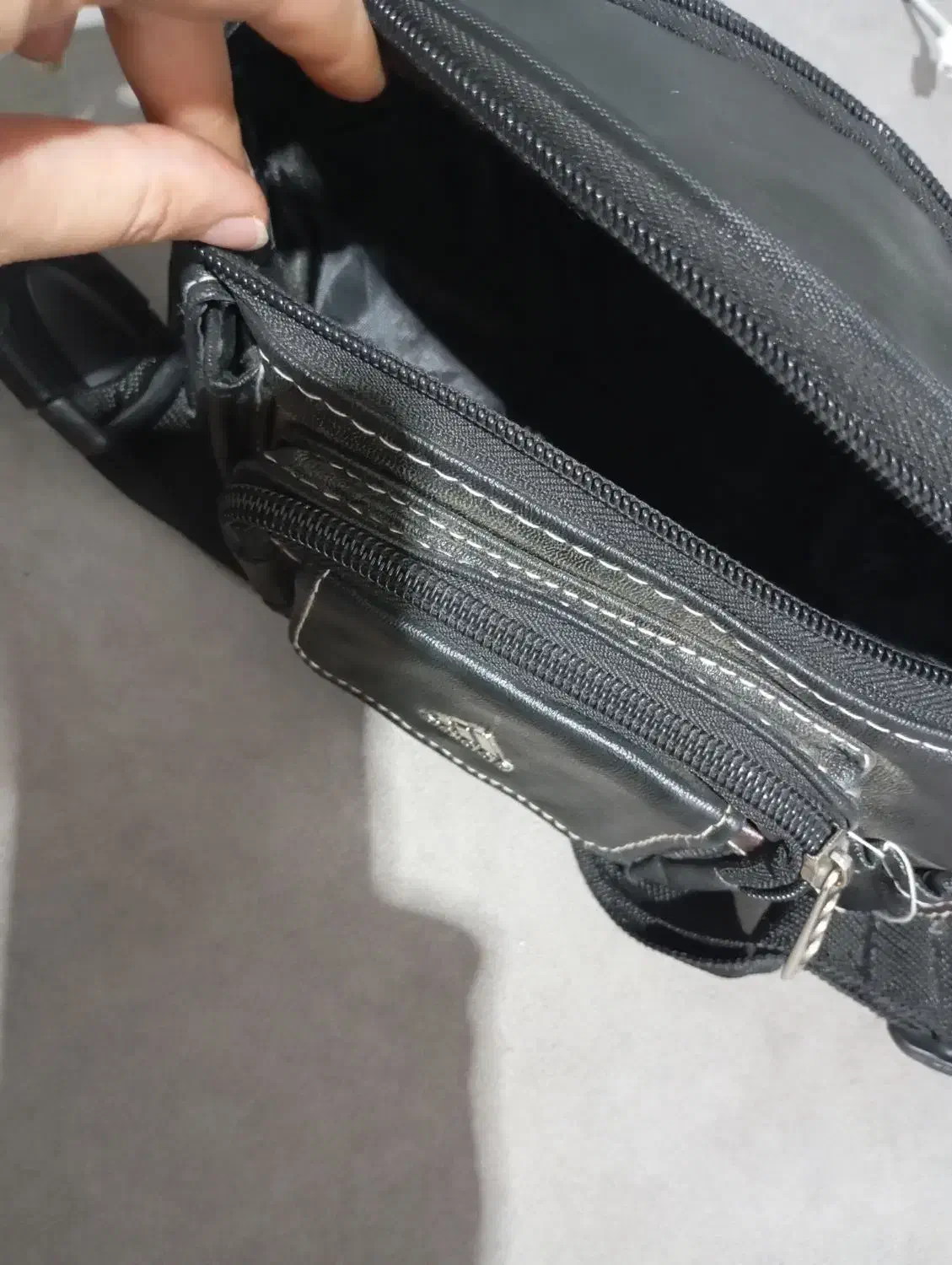 کیف کمری|کیف، کفش، کمربند|قم, چهل درخت‎|دیوار