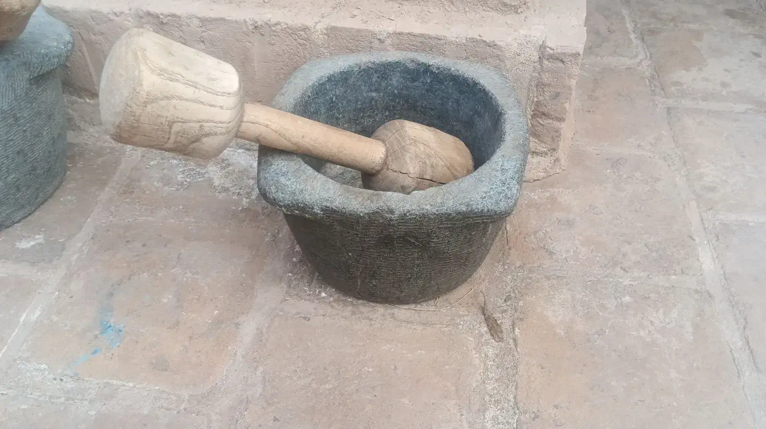 هاون سنگی با دسته چوبی|کلکسیون اشیاء عتیقه|قائن, |دیوار