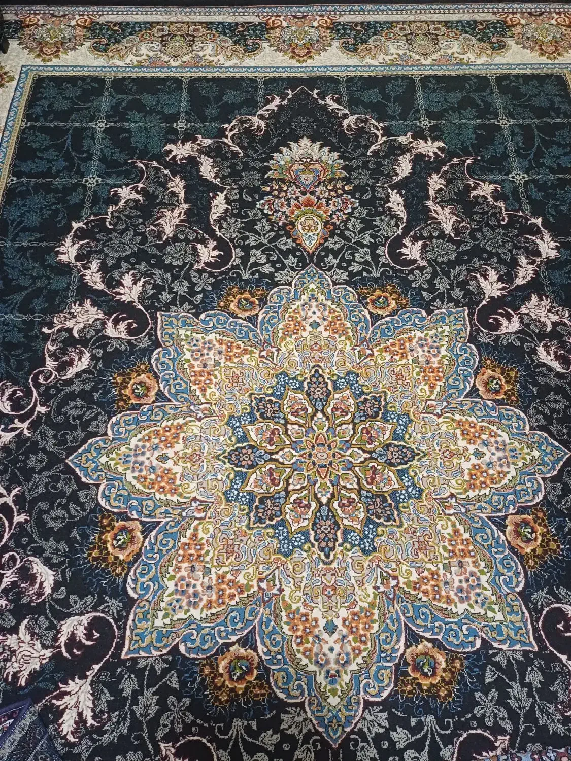 دو عدد فرش|فرش|بروجرد, |دیوار