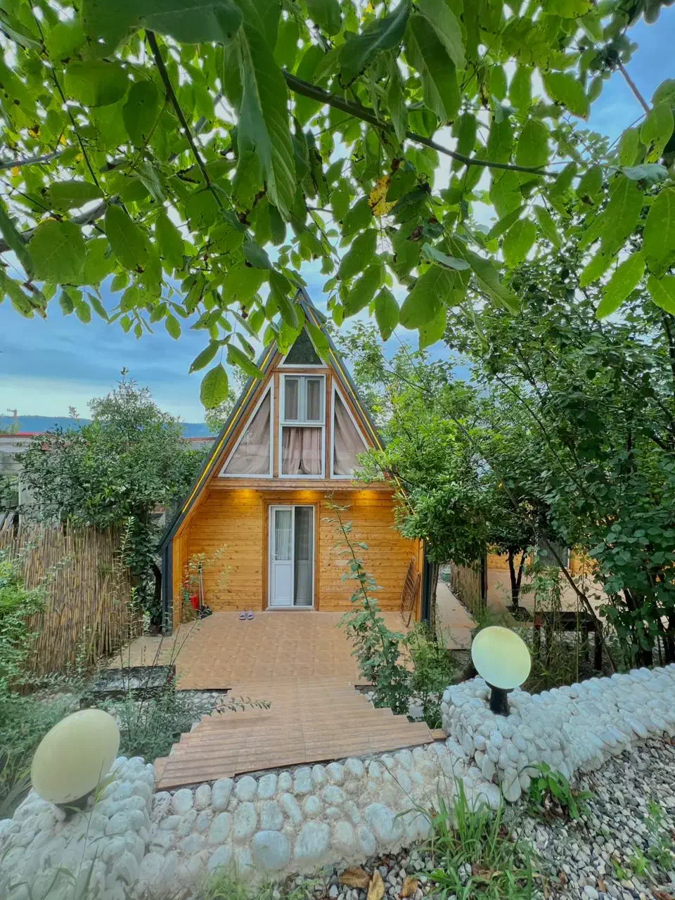 کلبه سوئیسی جنگلی استخردار لمپا ۳|اجارهٔ کوتاه‌مدت ویلا و باغ|شیرگاه, |دیوار