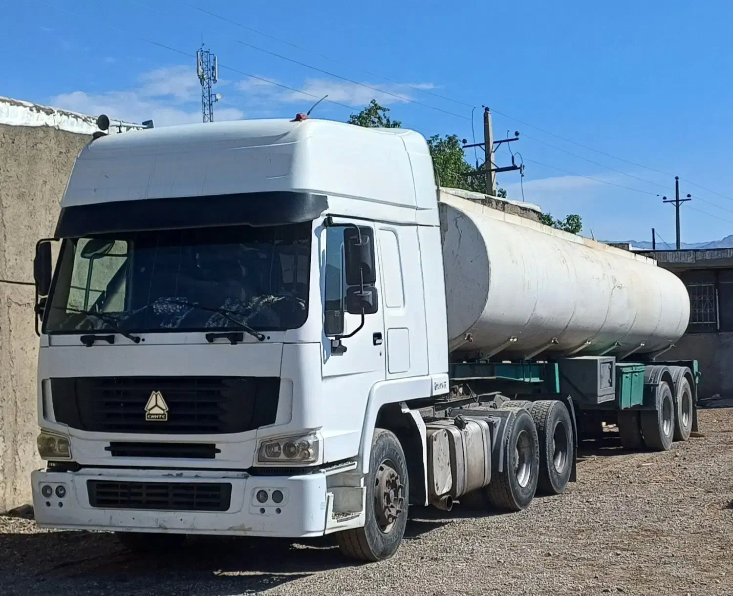 کشنده هوو سینوتراک|خودرو سنگین|کرمانشاه, |دیوار