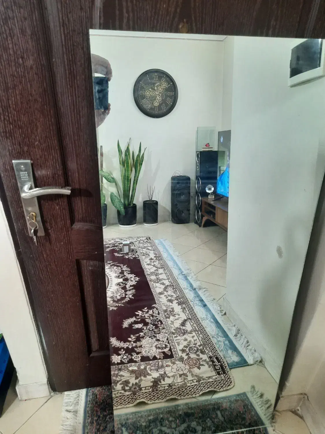 آینه بدون قاب|آینه|تهران, والفجر (افسریه)|دیوار