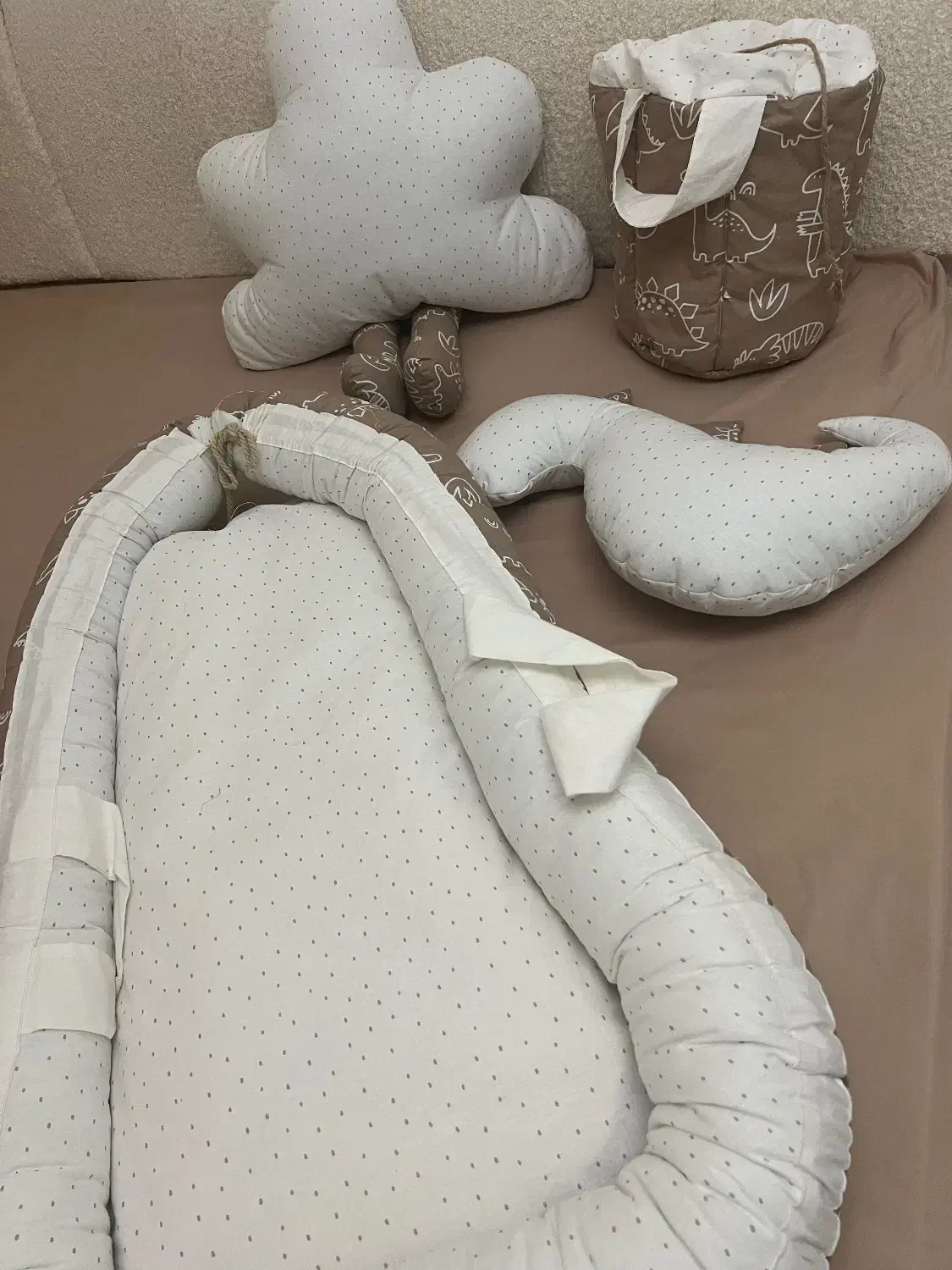 تشک گارد دار کیسه لباس چرک نو و ۲تا کوسن نو|اسباب و اثاث بچه|تهران, دهکده المپیک|دیوار