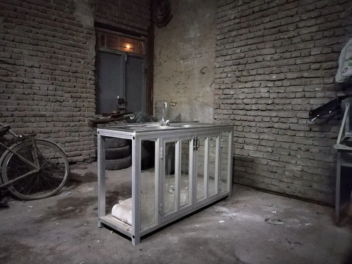 سینک و میز آلومینیومی و شیر و هود|آب‌چکان و نظم‌دهنده ظروف|آذرشهر, |دیوار