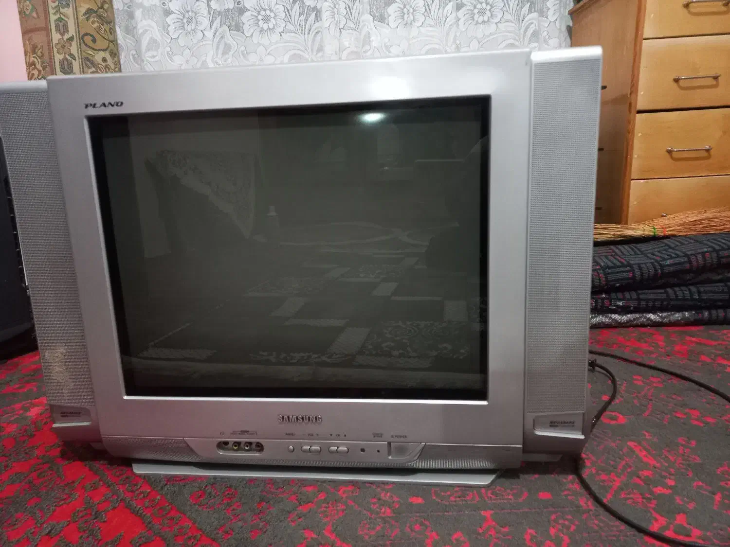 تلویزیون به همراه میز تلویزیون|تلویزیون و پروژکتور|چالوس, |دیوار