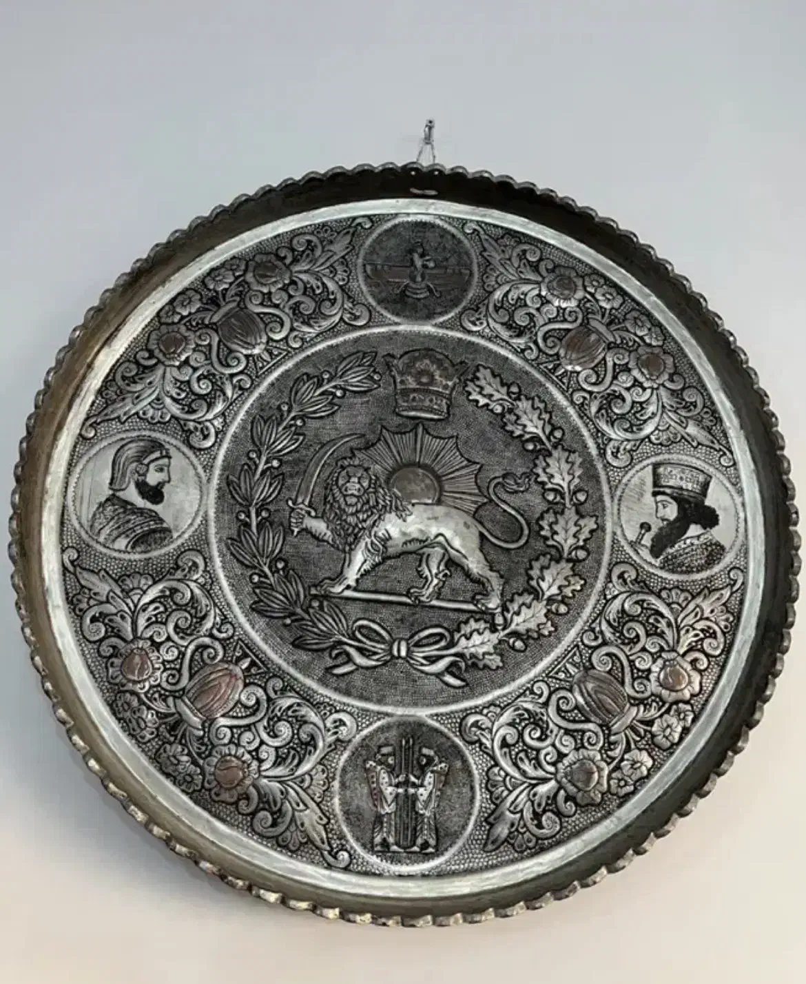 سینی مسی قدیمی حکاکی شده|کلکسیون اشیاء عتیقه|رباط‌کریم, رباط‌کریم|دیوار