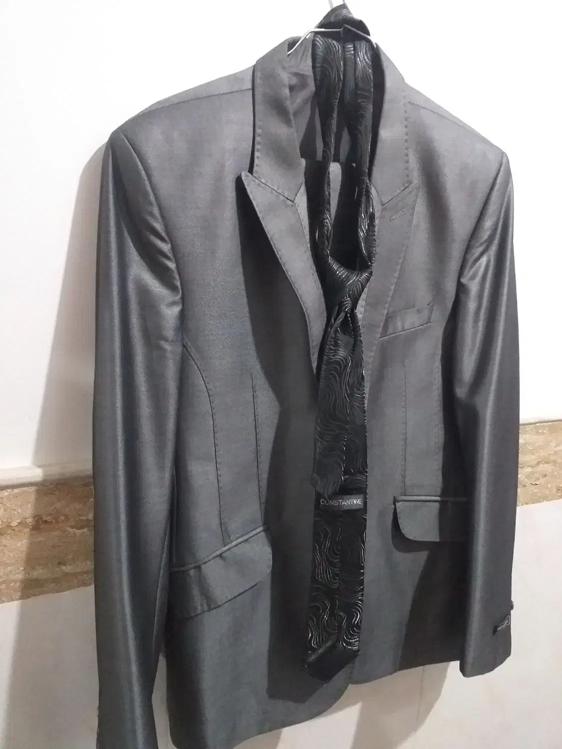 سه دست کت وشلوار|لباس|قم, قلعه یزدیها|دیوار