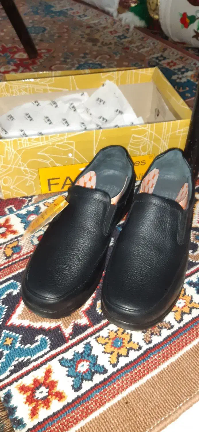 یک عدد کفش درجم|کیف، کفش، کمربند|جم, |دیوار