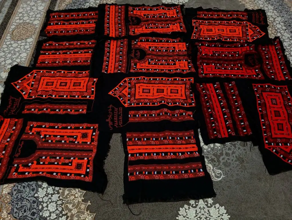 چوک|لباس|ریگ ملک, |دیوار