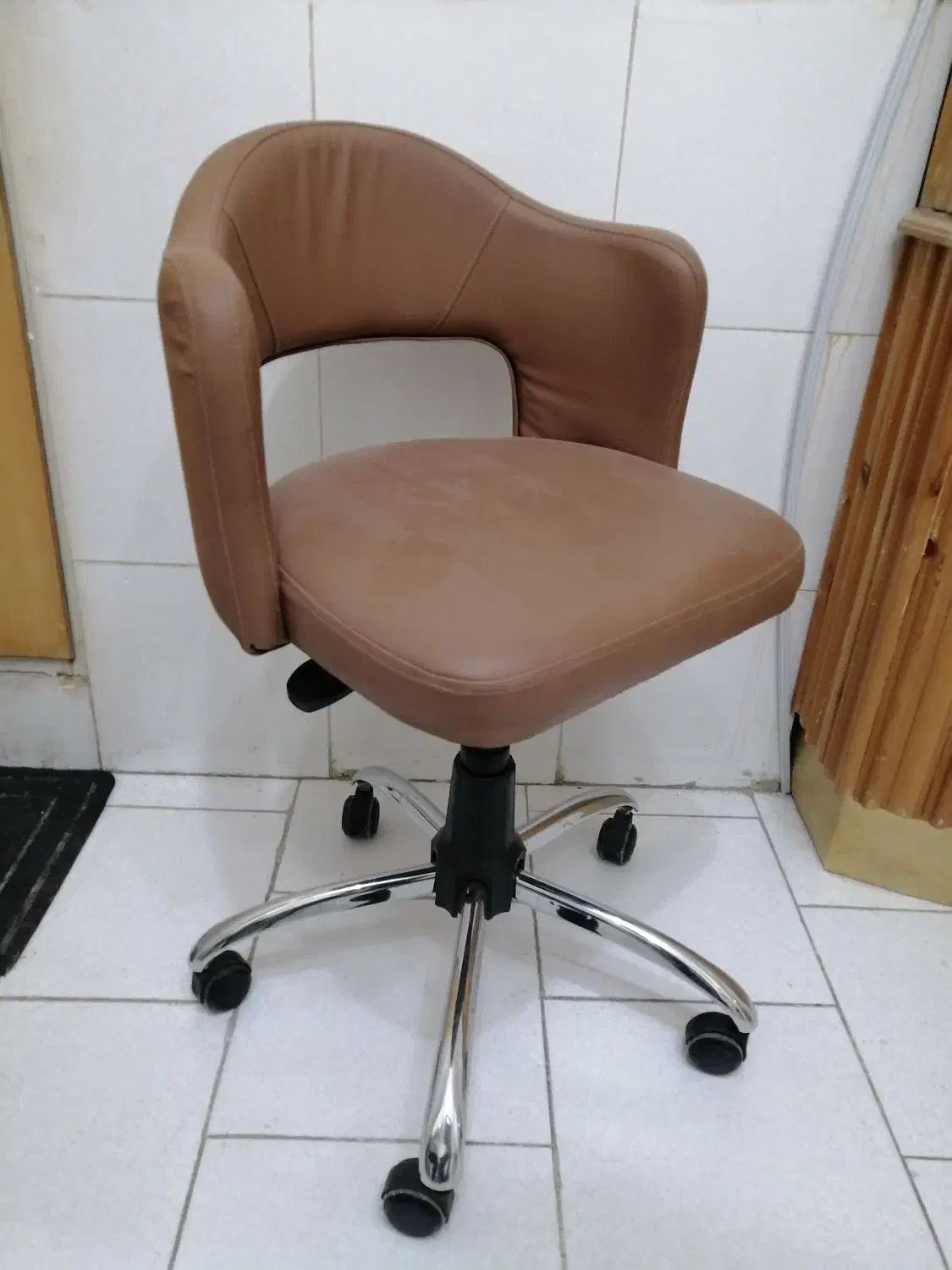 ۲ عدد صندلی جک دار کارمندی قهوهای چرمی|صندلی و نیمکت|ارومیه, |دیوار