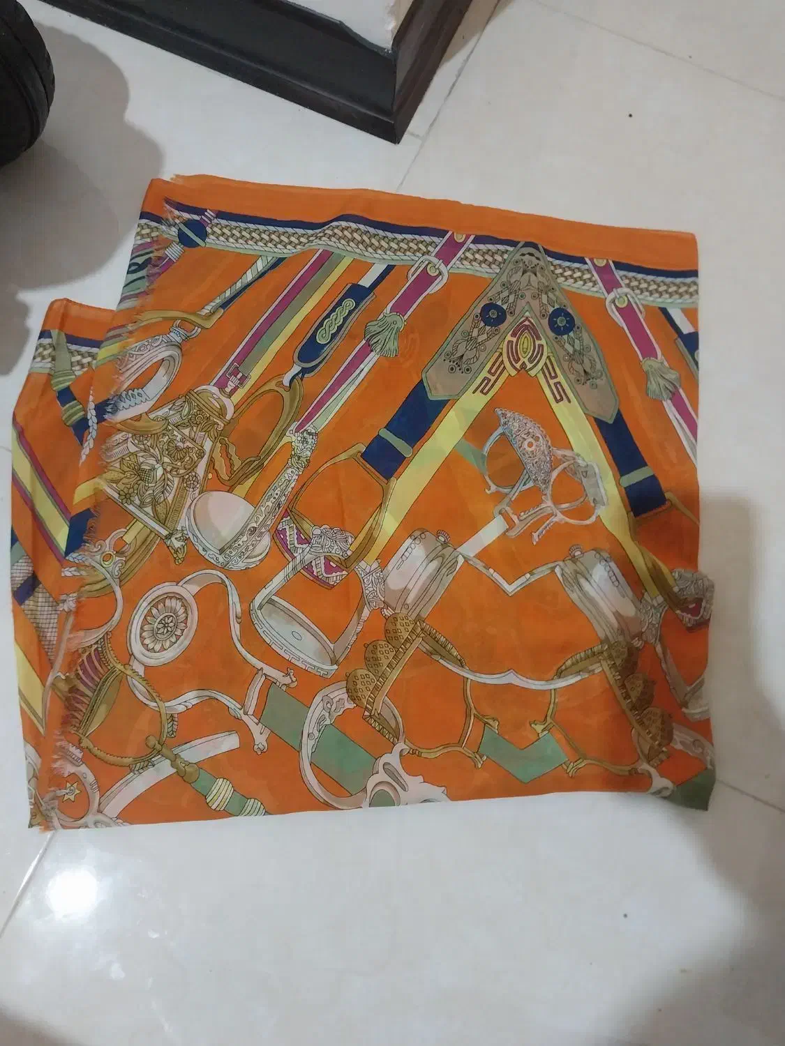 تعدادی روسری شالی و لباس کاملا نو|لباس|رودهن, |دیوار