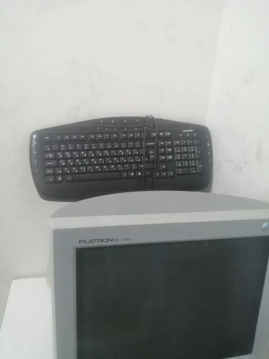 یک عدد مانیتور طرح قدیم و کیبرد نو|قطعات و لوازم جانبی رایانه|شوشتر, |دیوار