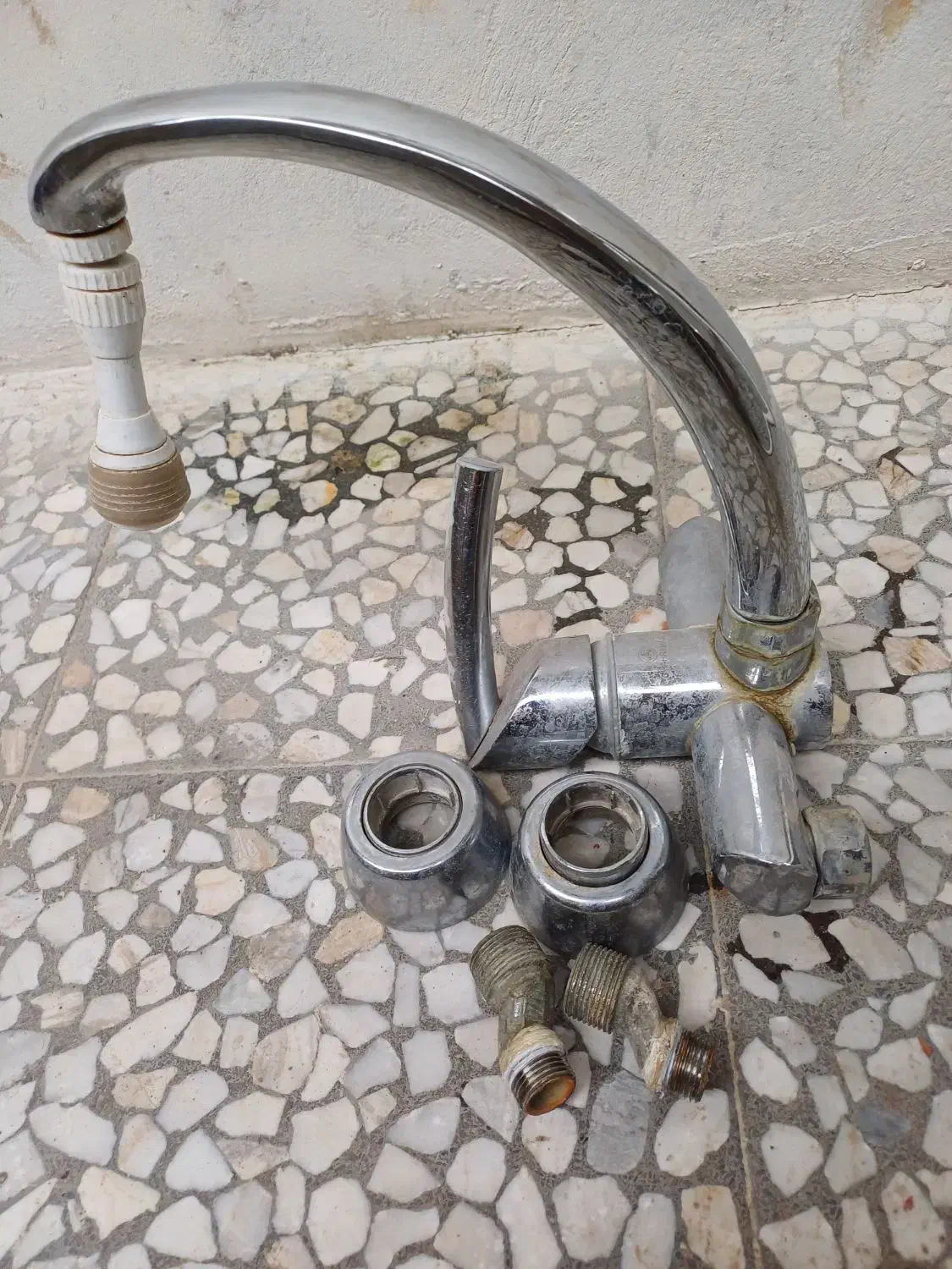 شیر آب سینک کارکرده|لوازم سرویس بهداشتی|رودسر, |دیوار