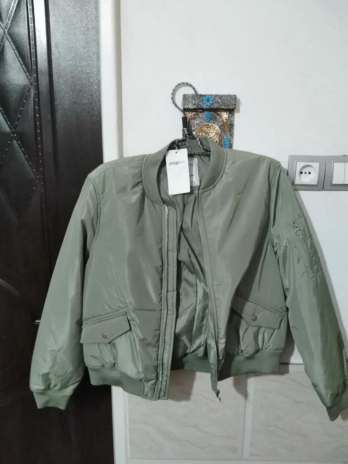 کاپیشان خلبانی المانی|لباس|شیراز, شهرک کوشکک|دیوار