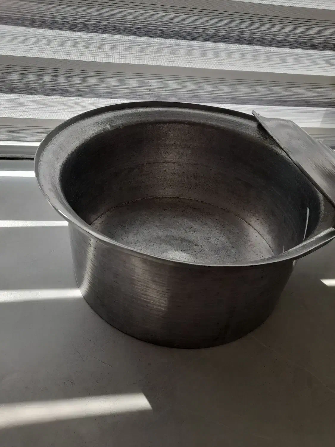 دیگه بزرگ رویی قدیمی|ظروف پخت‌وپز|اردبیل, |دیوار