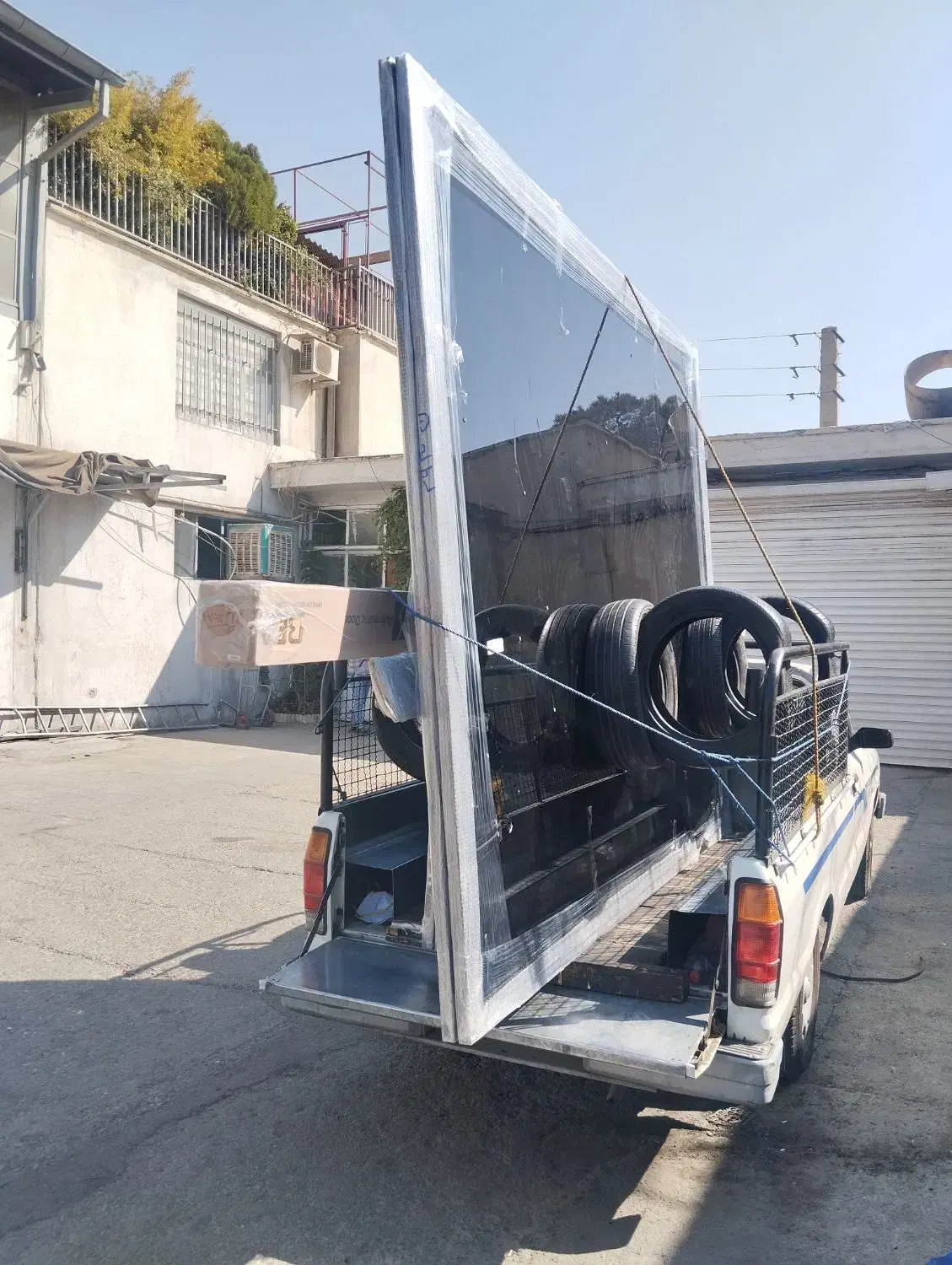 وانت مزدا خرک دار|خدمات حمل و نقل|ری, بازار آهن|دیوار