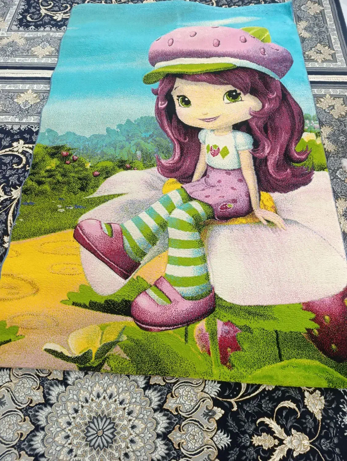 فرش 4 متری طرح توت فرنگی|فرش|لاهیجان, خمیر کلایه|دیوار