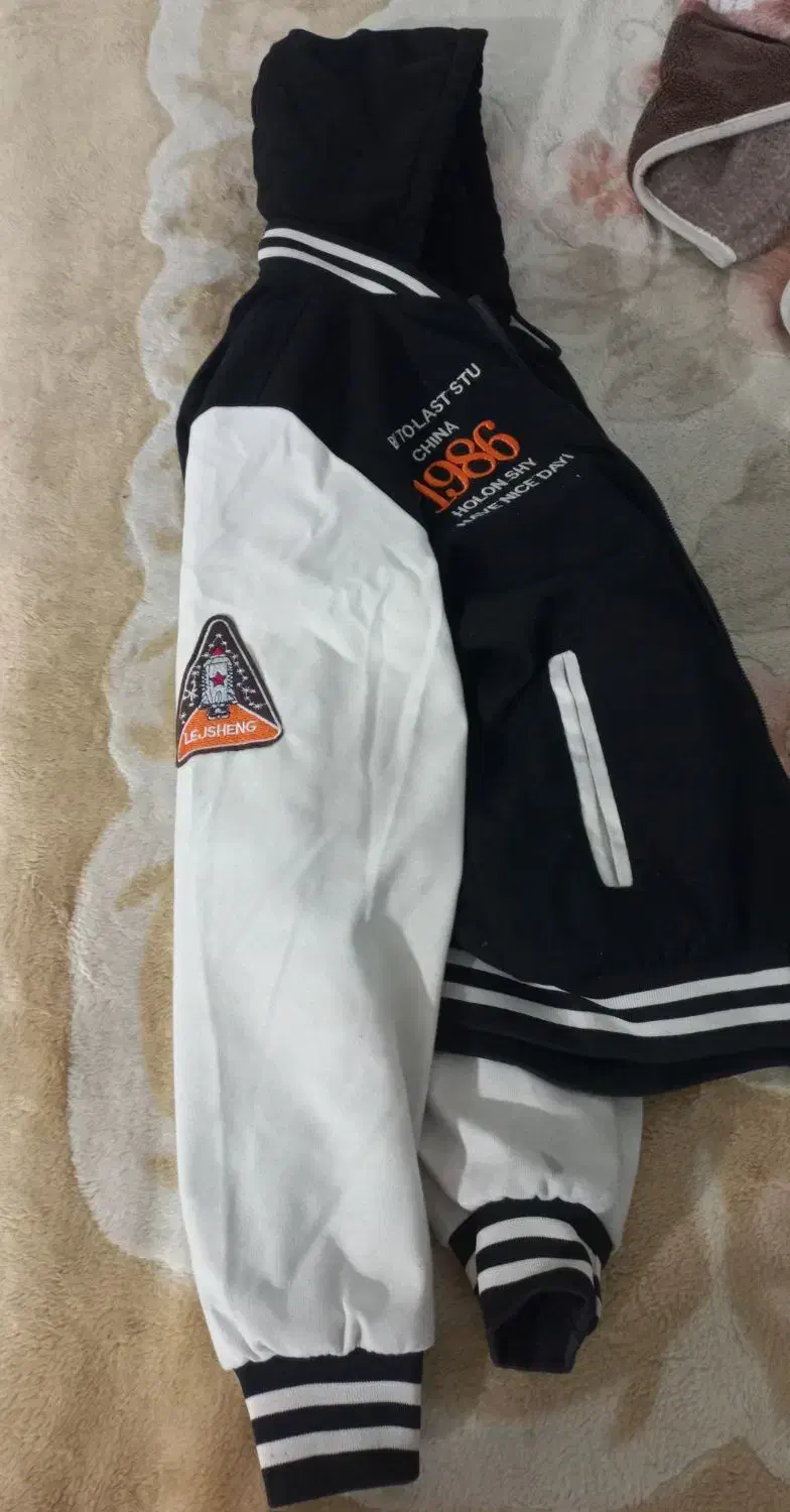 کاپیشن|کفش و لباس بچه|دهدشت, |دیوار