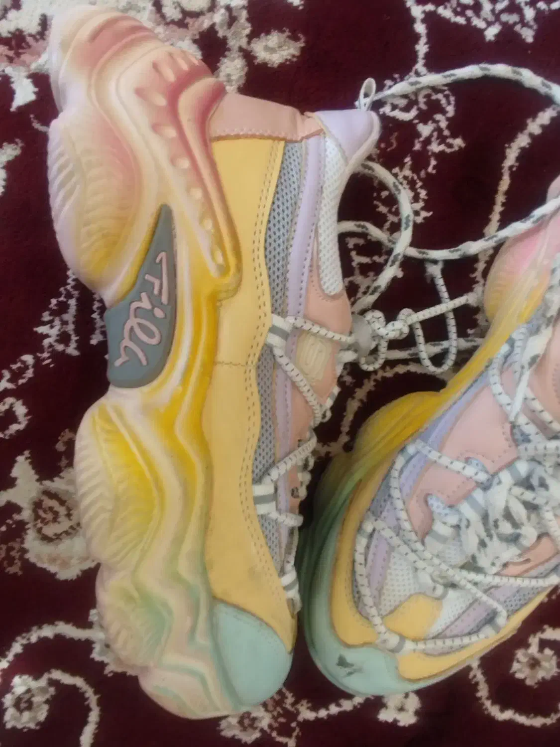 کفش.|کیف، کفش، کمربند|تربت جام, جامی|دیوار