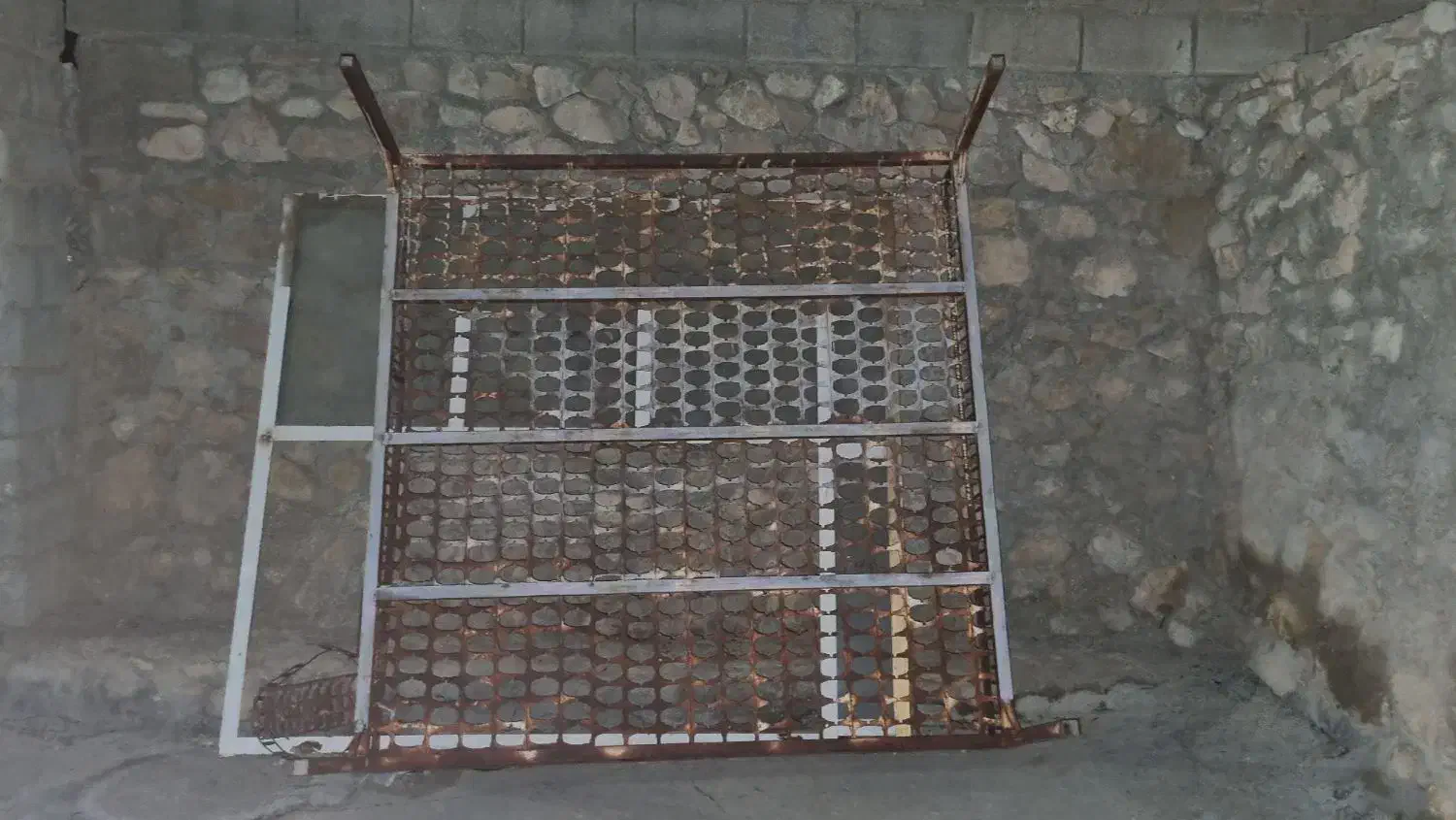 تخت بسیار محکم|تخت و صندلی بچه|دهدشت, |دیوار