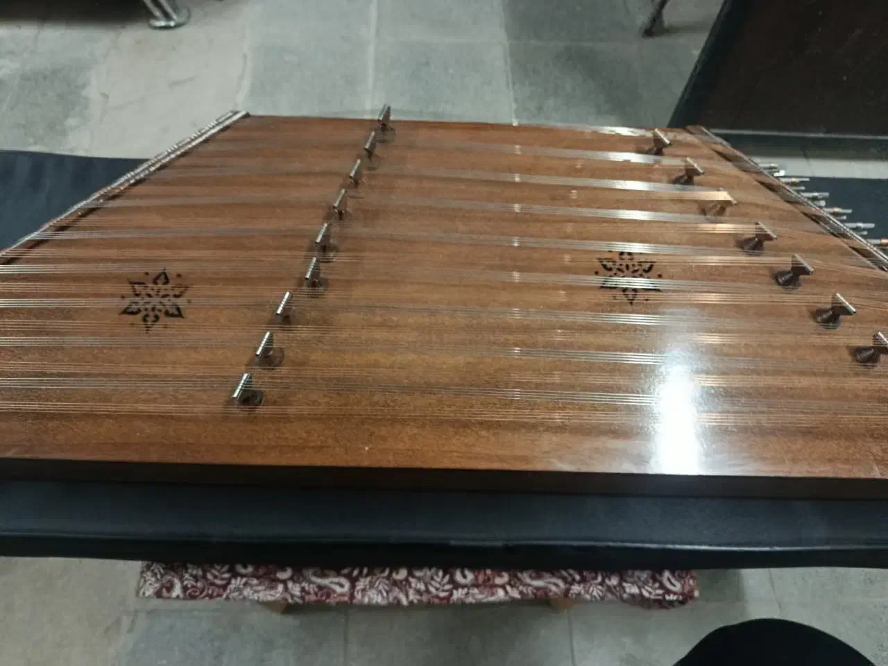 سنتور کیهانی|سازهای سنتی|همدان, |دیوار