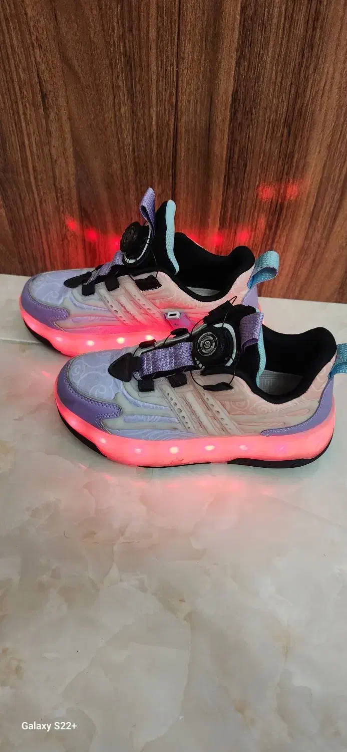 کفش چرخ دار|کفش و لباس بچه|رشت, کوی مهر|دیوار