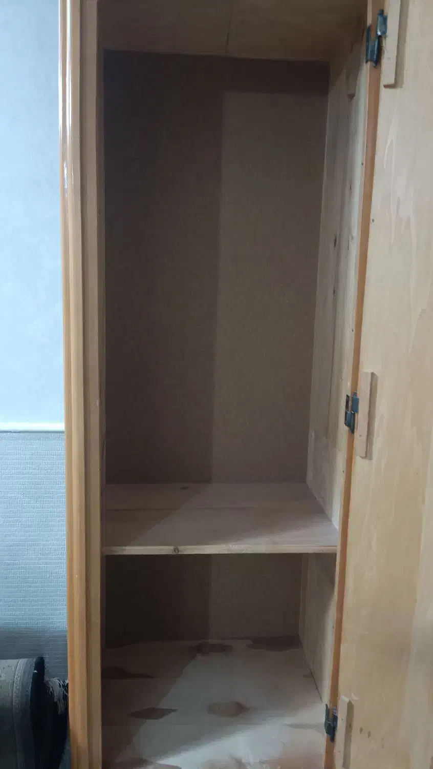 کمدتکی لباس|جاکفشی، کمد، دراور|قم, بنیاد|دیوار