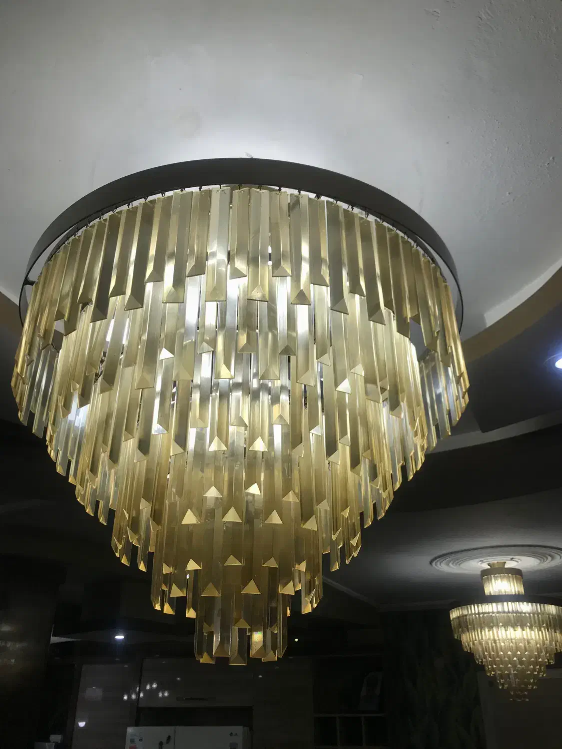 لوستر|لوستر و چراغ آویز|بندر انزلی, جهانگانی|دیوار