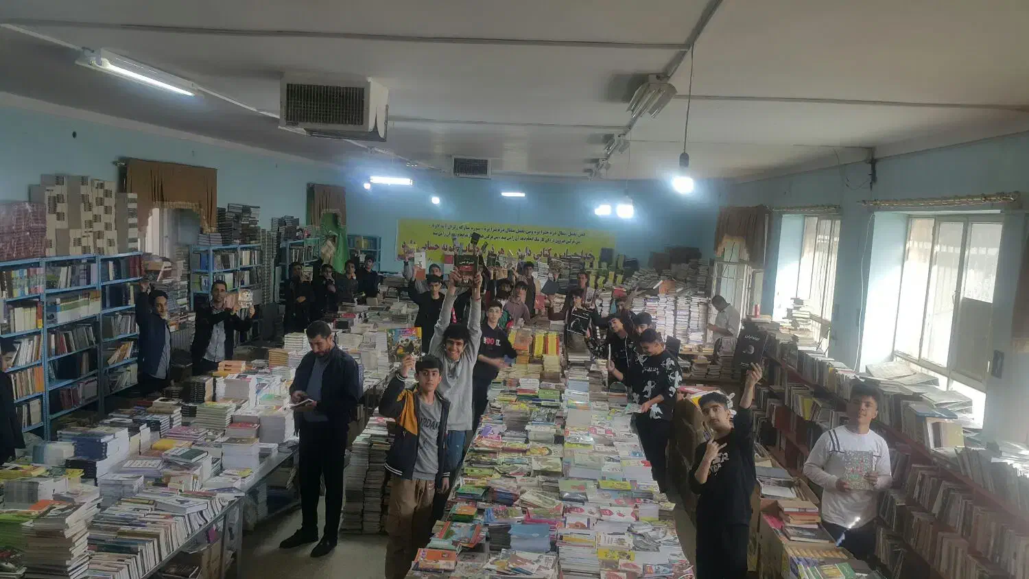 بیش از صدهزار جلد کتاب در اسلام آباد غرب|کتاب و مجله آموزشی|اسلام‌‌آباد غرب, |دیوار