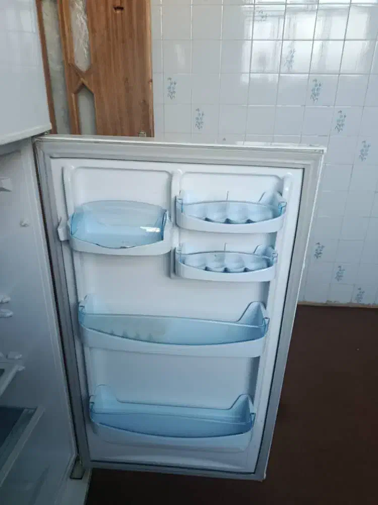 یخچال ۹فوت برف آب|یخچال و فریزر|بروجن, |دیوار