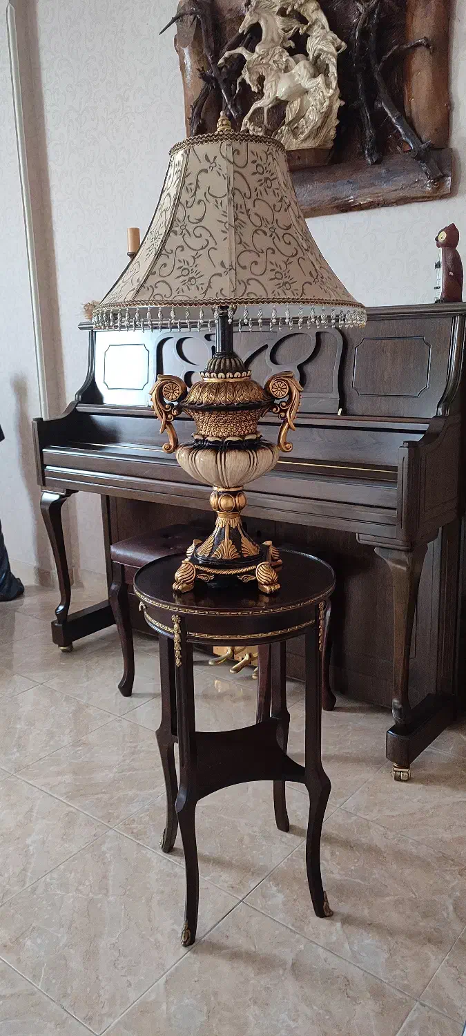 آباژور و میز چوبی زیر آن|چراغ خواب و آباژور|اصفهان, سپاهانشهر|دیوار