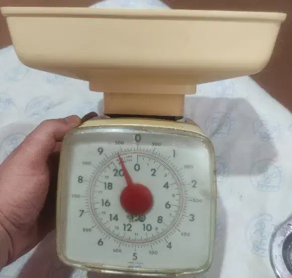 ترازوی آشپزخانه قدیمی تا ۱۰ کیلو|کلکسیون اشیاء عتیقه|شاهینشهر, عطار|دیوار