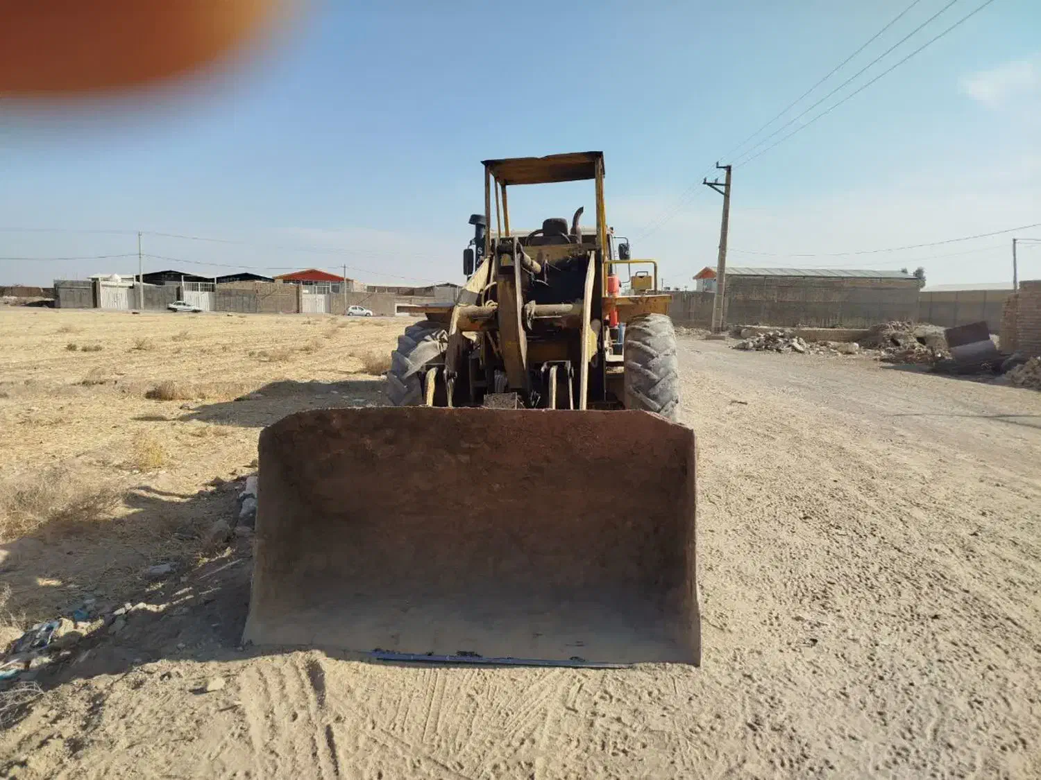 تراکتور|خودرو سنگین|قم, منبع آب|دیوار