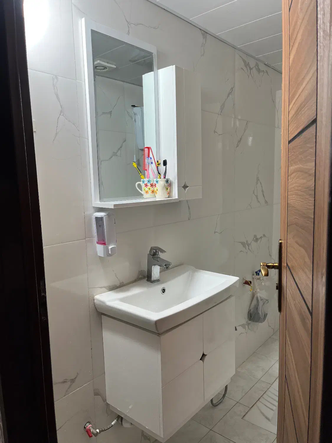 روشویی و آینه کمد دار|مصالح و تجهیزات ساختمان|بروجن, |دیوار