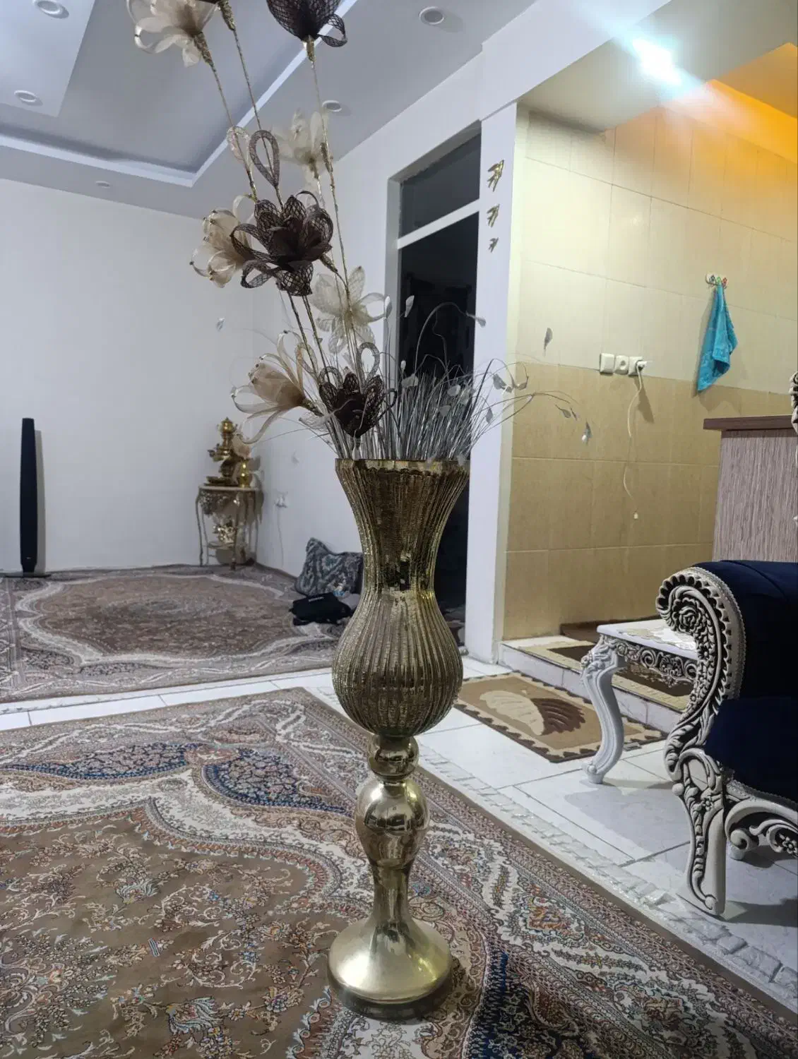 گلدان با گل طلایی|گل مصنوعی|کرج, حصارک پایین|دیوار