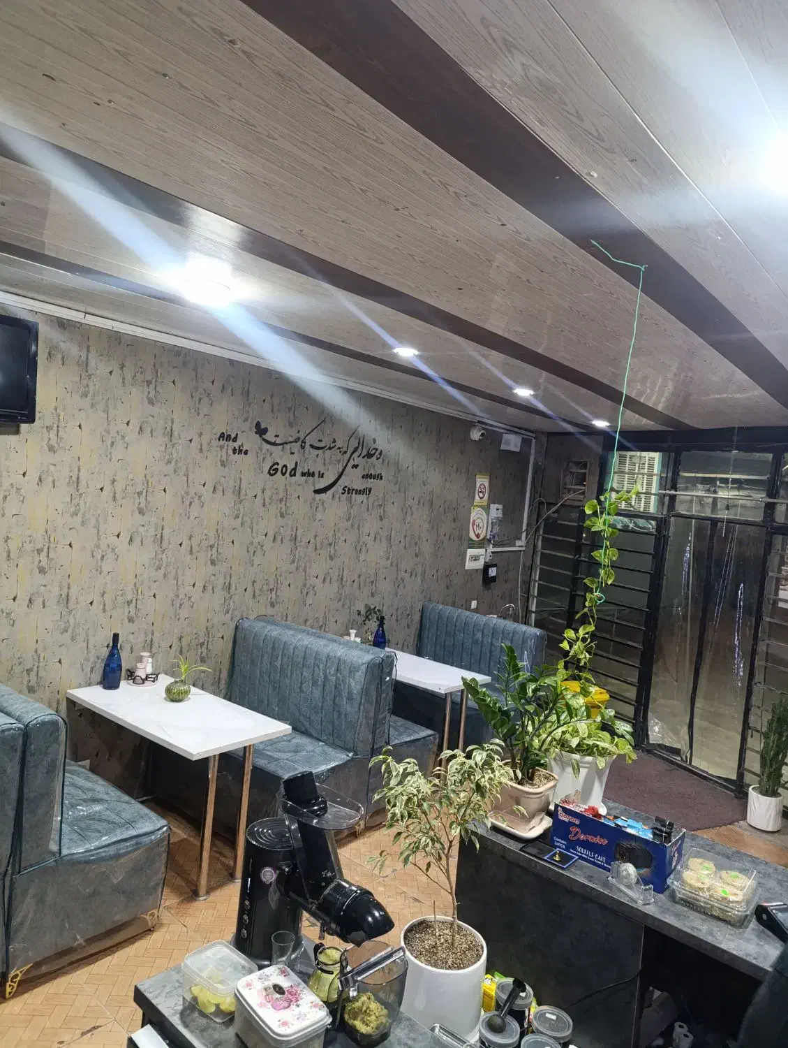 نیازمند شاگرد خانم|استخدام خدمات فروشگاه و رستوران|زرند, |دیوار